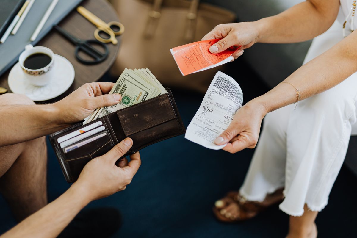 Recibos y dinero para organizar el flujo financiero