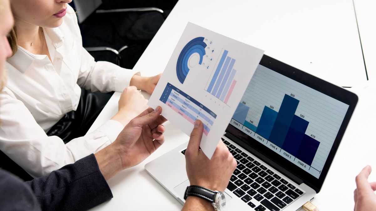 Grafico circular y documentos financieros sobre una mesa