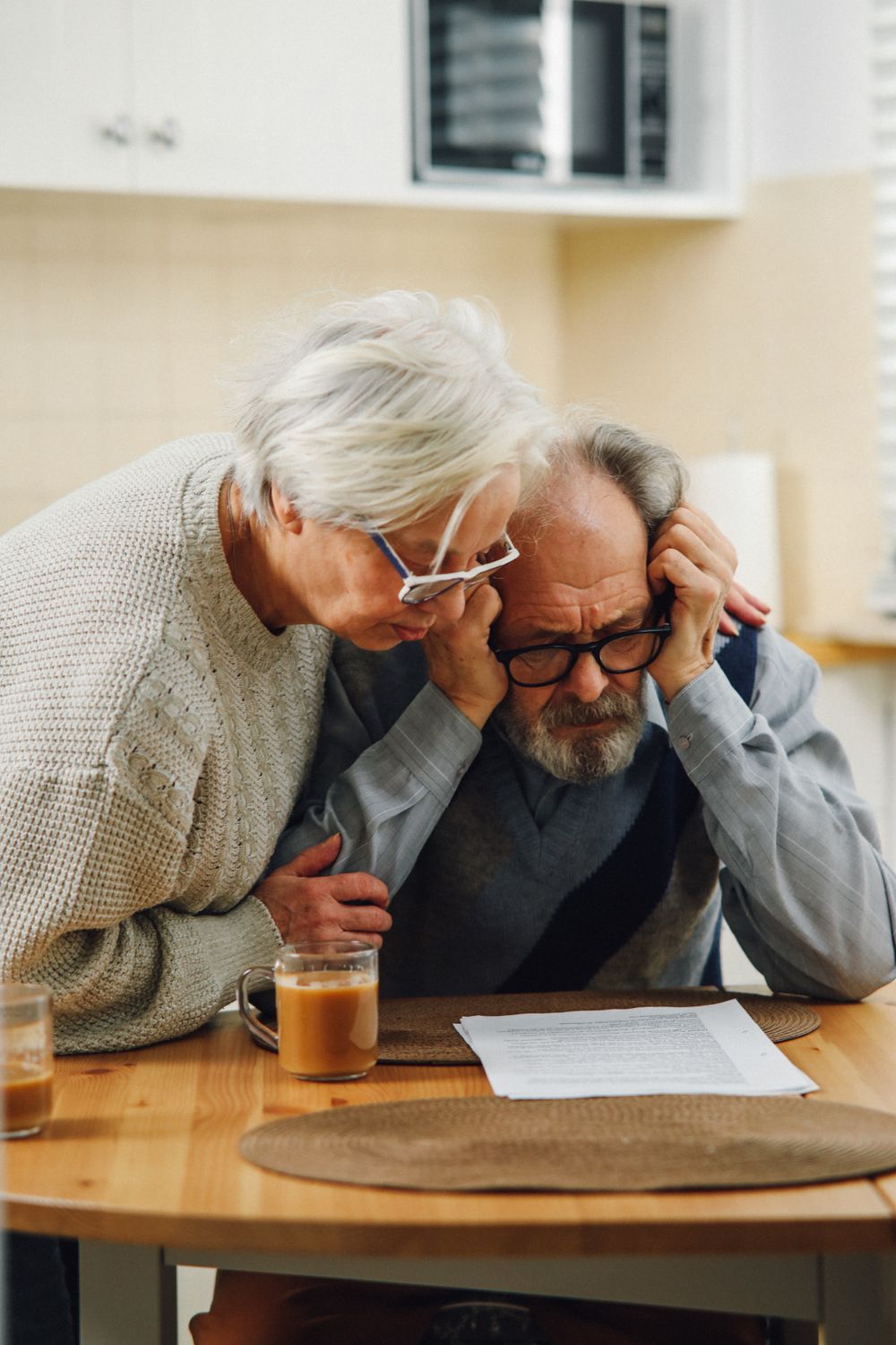 Pareja senior revisando documentos en una mesa