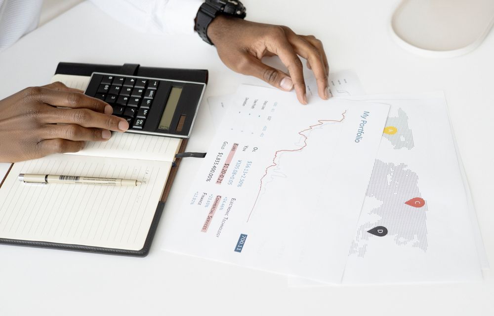 Vista superior de documentos financieros con calculadora