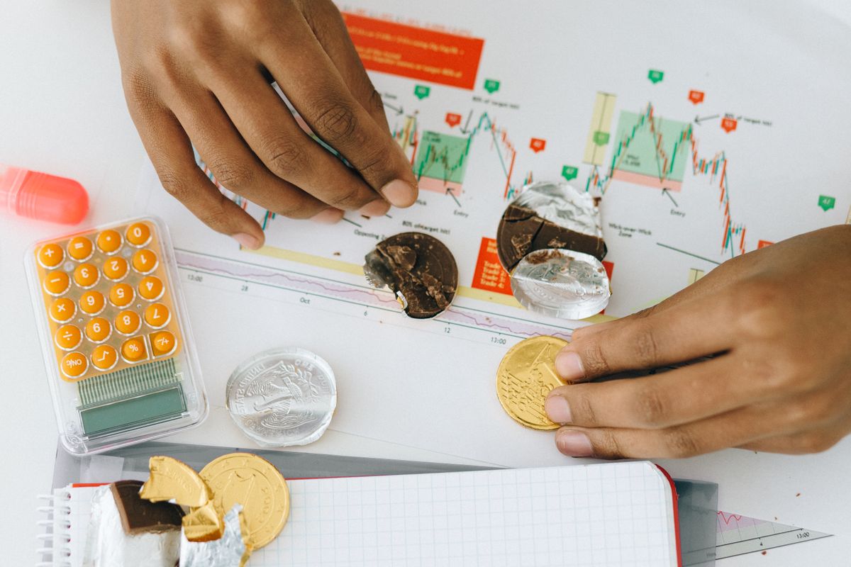 Monedas sobre un grafico financiero