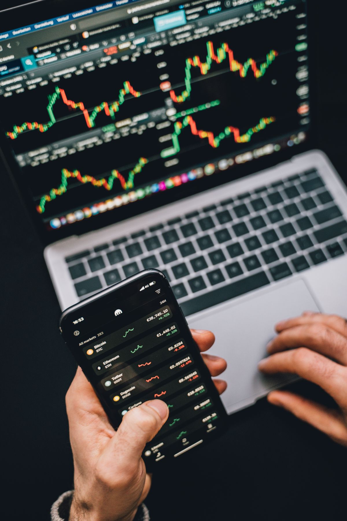 Movil y portatil con graficos de mercado