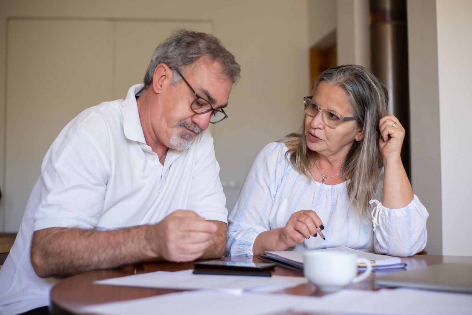 Pareja revisando documentos para planificar su jubilacion