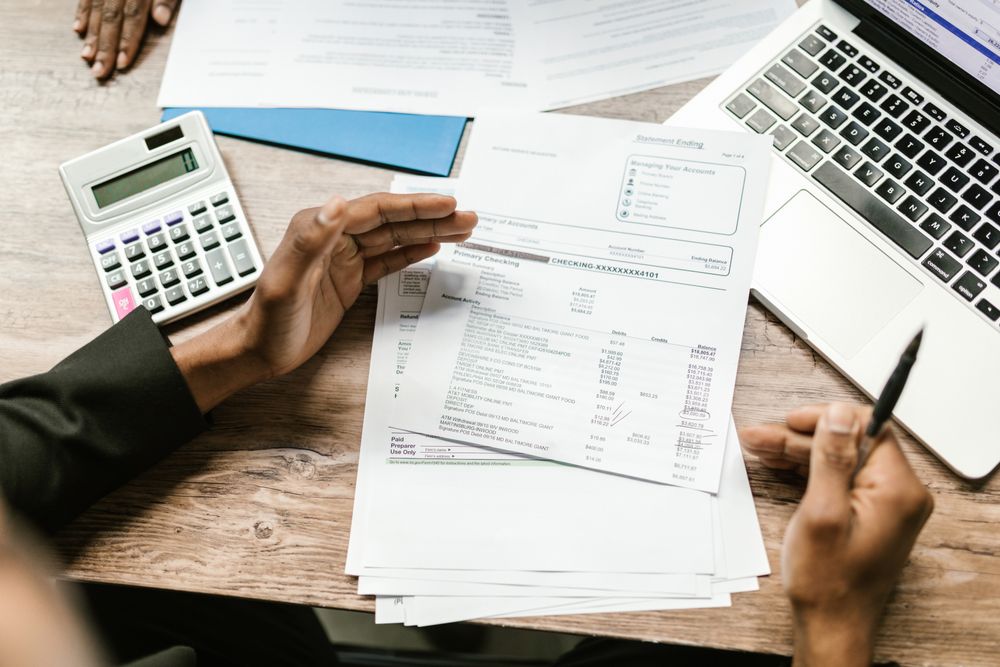 Documentos financieros sobre una mesa de trabajo