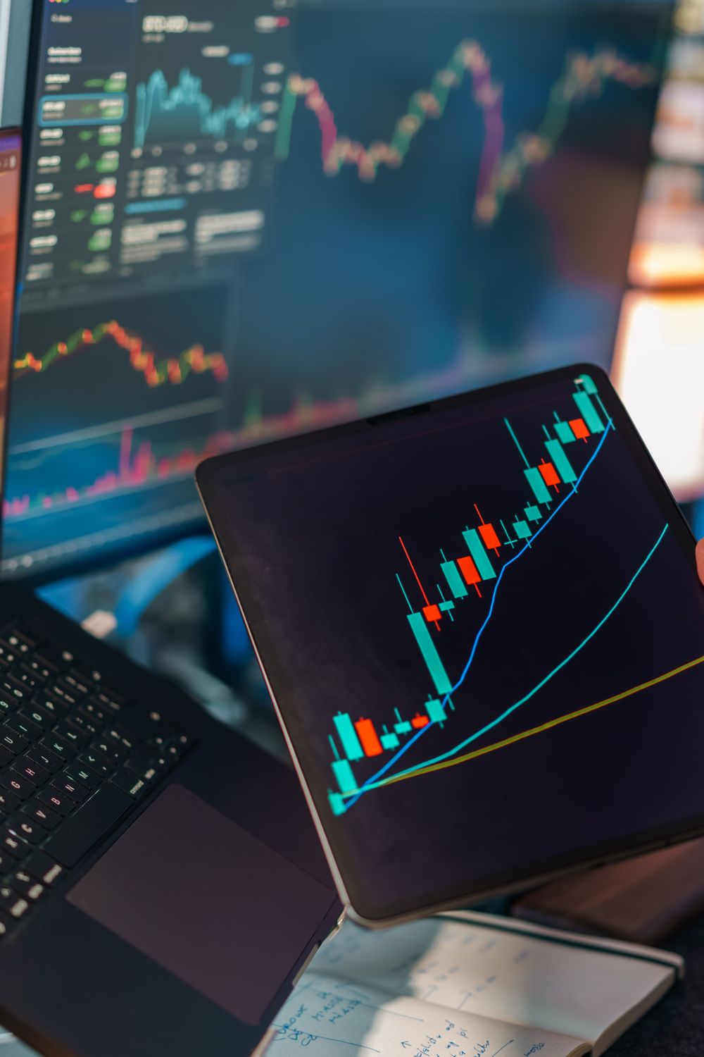 Tablet y portatil mostrando analisis de mercado