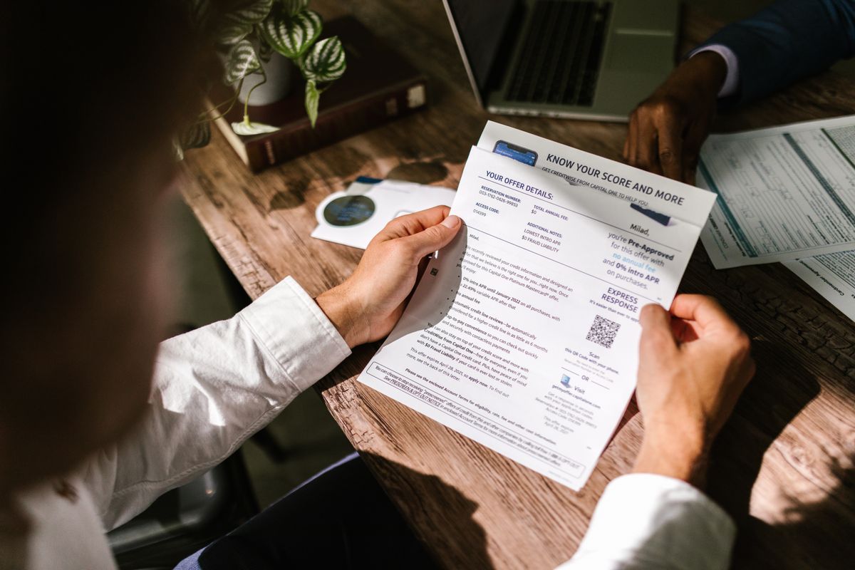 Revision de un documento financiero sobre una mesa